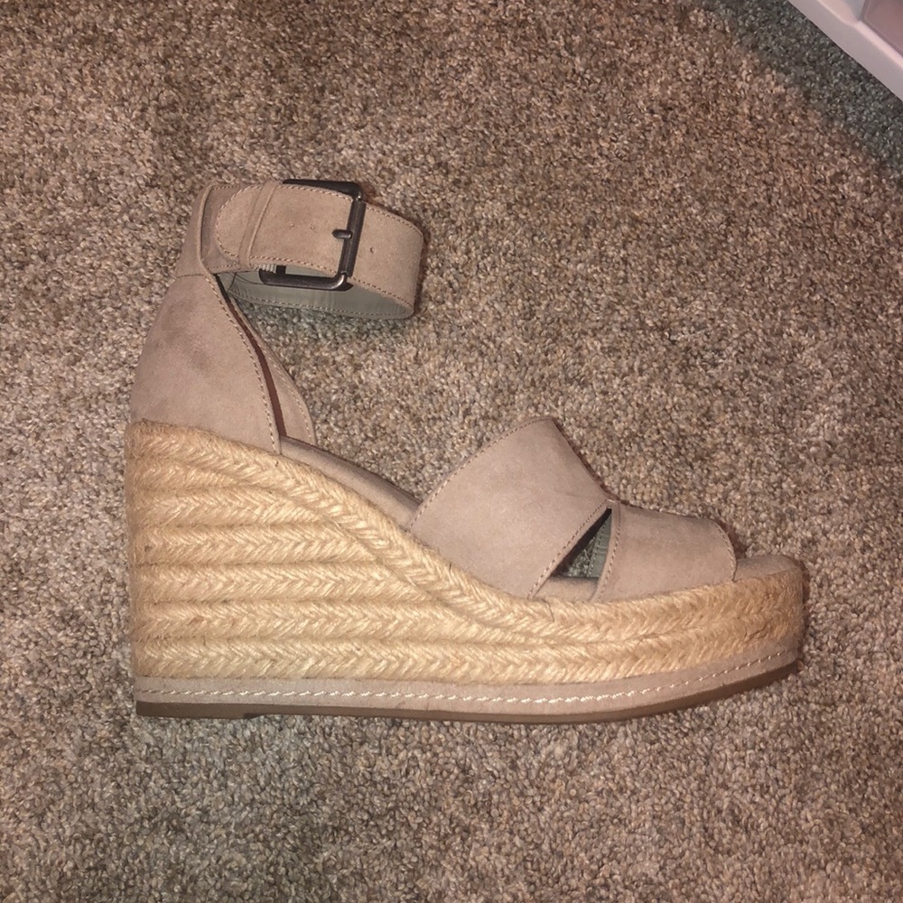 Universal Thread light grey wedge pump